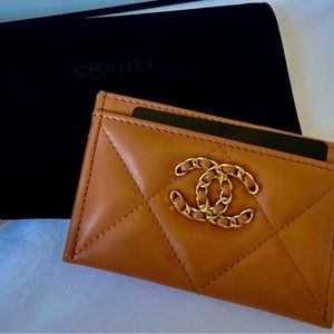 CHANEL 19 CARD HOLDER